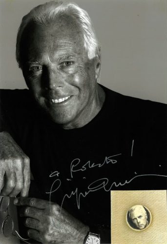 Ritratto di Giorgio Armani su bottone in giacca da smoking